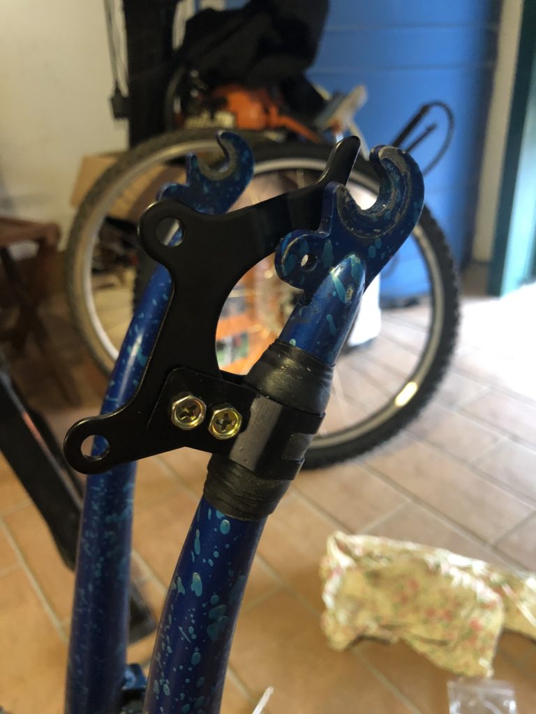 Adattatore montato sulla forcella